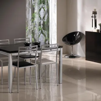 Espaço para todos. Esta mesa extensível é a solução ideal para receber amigos e familiares com conforto e funcionalidade.