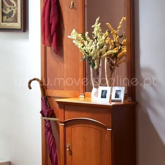 O bengaleiro Anna com porta e gaveta permite ter arrumação a entrada de casa.