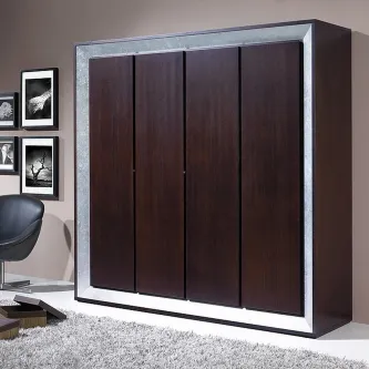 Organize o seu espaço com elegância e funcionalidade. O roupeiro 4 portas Silver é a solução ideal para armazenar tudo aquilo que precisa.