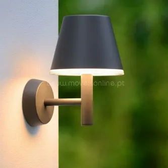 A luz da aplique Josy, que oferece um toque moderno e elegante a qualquer espaço, torna o seu lar mais aconchegante e convidativo!