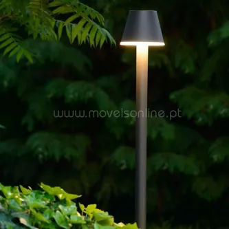 A qualidade do artesanato alentejano está bem retratada neste lindo candeeiro de Pé Josy. Uma obra espetacular que ilumina qualquer ambiente!