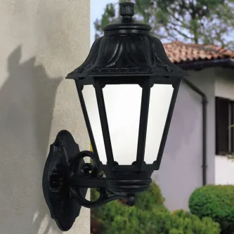 A beleza de um jardim é realçada com este aplique de jardim Fuma II - o design moderno e minimalista torna-o perfeito para qualquer espaço externo.