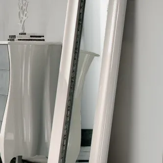 O Espelho Vertical Splendid é o acessório perfeito para adicionar elegância e luxo à sua decoração!