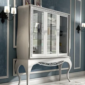 Organize e destaque seus produtos com a elegância da vitrine 3 portas Nila! Esta peça é ideal para quem deseja ter um ambiente mais moderno e sofisticado.