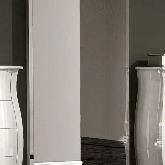 O Espelho Grande Khyara é a peça perfeita para dar um toque especial à decoração da sua casa. Seu design moderno e elegante vai se destacar em qualquer ambiente, proporcionando charme e sofisticação.