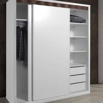 O roupeiro Queen I é a escolha ideal para quem procura um espaço extra para guardar os seus pertences com estilo e praticidade.