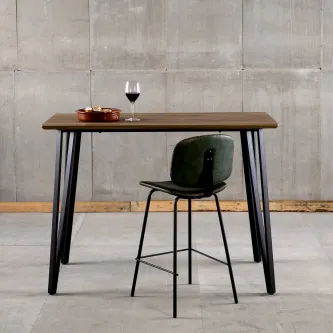 Esse momento de descontração é melhor ainda com uma Mesa de Bar Alta Candi: aproveite para relaxar e curtir cada segundo!