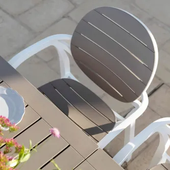 Esta cadeira Palma é o equilíbrio perfeito entre estilo e conforto. Seu design moderno e minimalista a torna perfeita para dar um toque de elegância a qualquer ambiente.