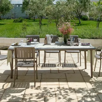 A Mesa Maestrale 220 é o equilíbrio perfeito entre elegância e modernidade, a qualquer hora e em qualquer lugar.