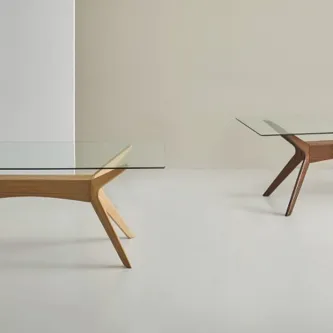 A mesa Della é feita de vidro temperado resistente, tornando-a a peça perfeita para qualquer espaço. Seu design moderno e sofisticado é uma ótima opção para quem procura ousar na decoração.
