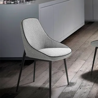 A cadeira Milão é a combinação perfeita entre sofisticação e conforto. A sua modernidade destaca-se na sala, tornando-se num elemento essencial para qualquer espaço.
