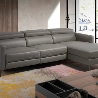 Relaxe e desfrute do sofá chaise Longue Compo, o mais moderno estilo em sofás para tornar a sua sala de estar única.