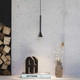 O candeeiro suspenso Diesis é um destaque na decoração de qualquer ambiente. Seu design moderno e contemporâneo, aliado ao seu acabamento luxuoso e elegante.