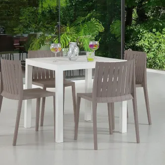 Aproveite os dias de sol ao máximo com esta incrível mesa de jardim Woody. Uma peça única e resistente para criar momentos inesquecíveis!