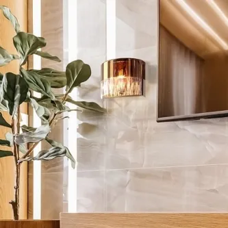 A iluminação certa para qualquer ambiente: o Candeeiro de Parede Wonderland traz um toque mágico e encantador para a sua casa!