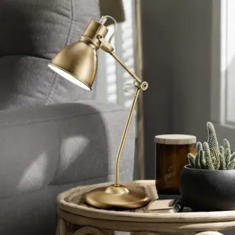 O Candeeiro de Secretária Jasper é uma peça clássica que adiciona um toque moderno ao seu espaço. Seu design único ilumina e dá vida a qualquer ambiente, criando uma atmosfera acolhedora.