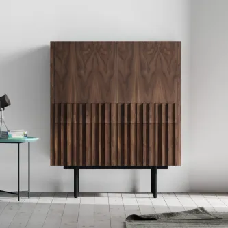 Esta é a móvel bar Slat 05 o charme e a beleza da madeira em harmonia com um design moderno. Esta peça única combina elegância e sofisticação para realçar qualquer espaço.