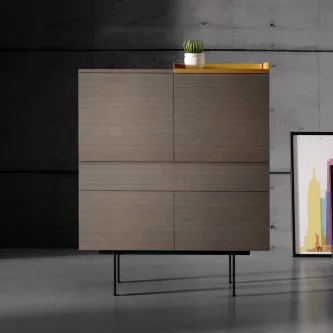 Aproveite o seu espaço com o móvel bar Tray. O seu design moderno e elegante adiciona charme à sua sala de estar ou cozinha, enquanto o compartimento superior cria um espaço ideal para guardar bebidas