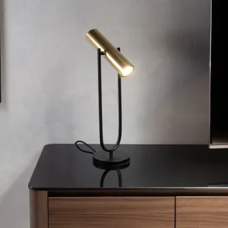 Um toque de luxo para a sua sala o candeeiro de mesa Rossio Gold. Uma peça única que oferece um estilo clássico e elegante.