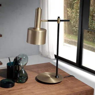 Um olhar antigo para um futuro moderno: o Candeeiro de Secretária Atrani traz o aconchego e a elegância dos tempos passados para os dias de hoje.
