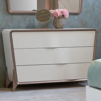 Esta cómoda Musa é uma peça única e charmosíssima. Ela adiciona um toque de sofisticação ao seu ambiente e é perfeita para guardar suas roupas de forma organizada e bonita.