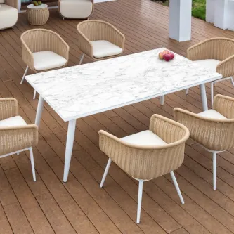Aproveite os momentos de lazer na sua casa com o Conjunto de Jardim Palma. Uma cadeira e uma mesa para relaxar ao ar livre e desfrutar da tranquilidade.