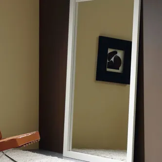 A beleza da decoração moderna, com o Espelho Sette. Ideal para dar aquele toque de sofisticação a qualquer divisão.