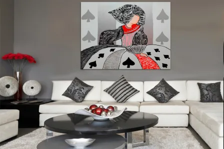 Menina de mesa jogando cartas