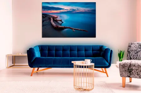 Pintura de praia com toras