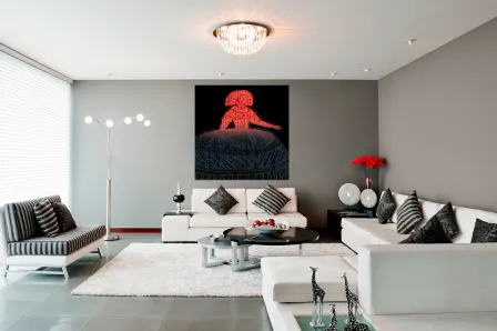 Menina pintando em vermelho