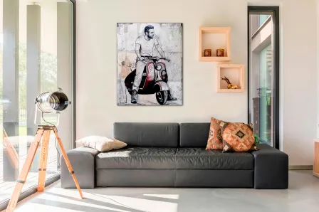 Menino com pintura de Vespa
