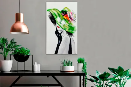 Menina com chapéu verde pintando