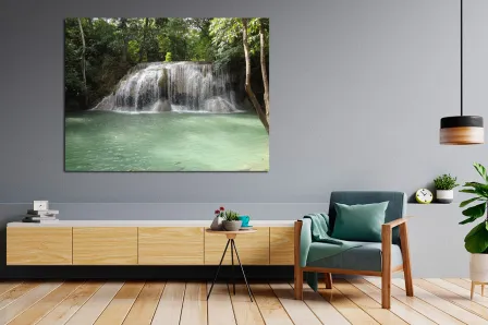Cachoeira na pintura da floresta